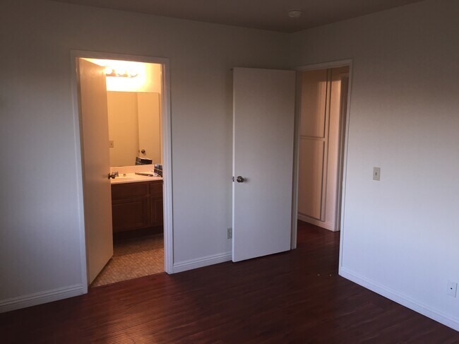 East Bedroom Entries to East Full Bathroom & Hall with Linen Closet - 4506 W 172nd St