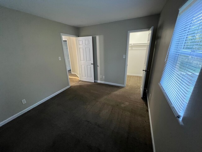 Building Photo - Spacious 3 bedroom 2.5 bath home.
