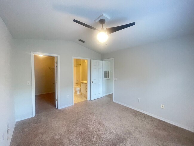 Building Photo - 1 Bedroom / 1 Bath Condo in Gated Communit...