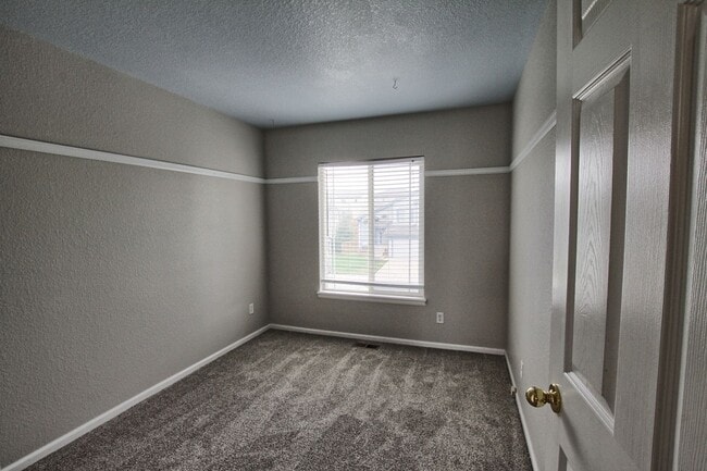 Building Photo - 4 bed 3.5 bath open & bright Bradbury Ranc...