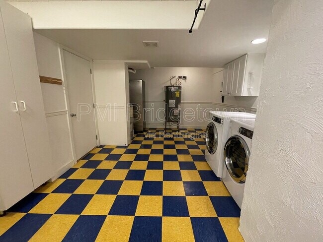 Building Photo - 10235 NW Edgewood Dr