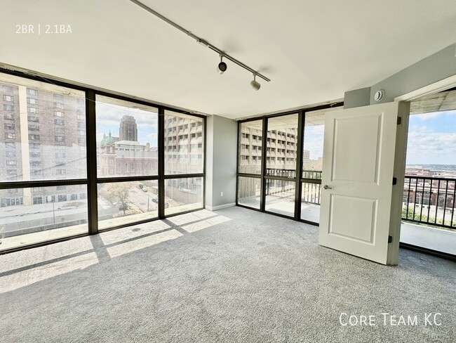 Building Photo - 2 Bed + Den x 2.5 Bath Large Apartment For...