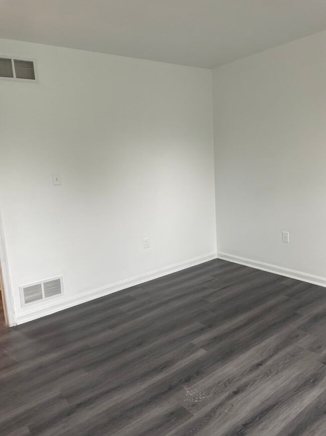 Building Photo - 3 Bedroom Town Home In Etters PA
