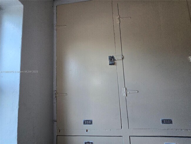 Building Photo - 120 Royal Palm Rd