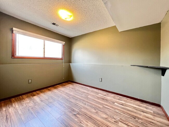 Building Photo - Fantastic 3-Bed, 2-Bath Home in Great Love...