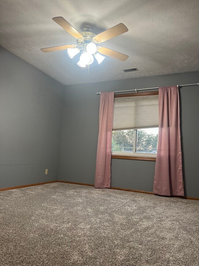 Building Photo - 16911 Holmes Cir