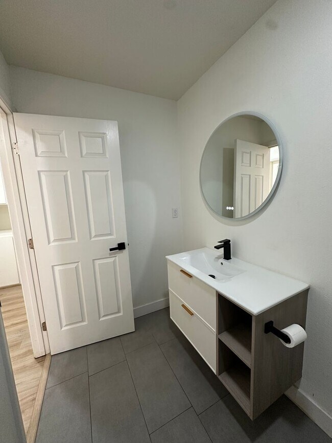 Building Photo - Charming Home Rent Ready !