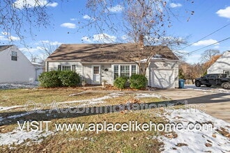 Building Photo - 7404 Village Dr