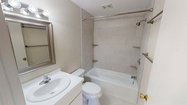 Building Photo - 529 Longshore Dr