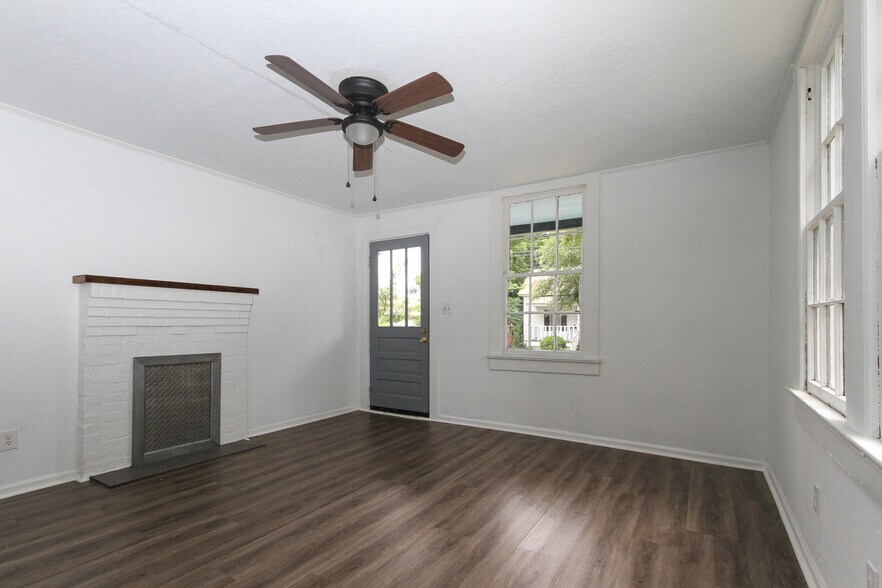 Livingroom - 810 Shull St