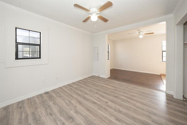 Building Photo - 9526 Nyssa St