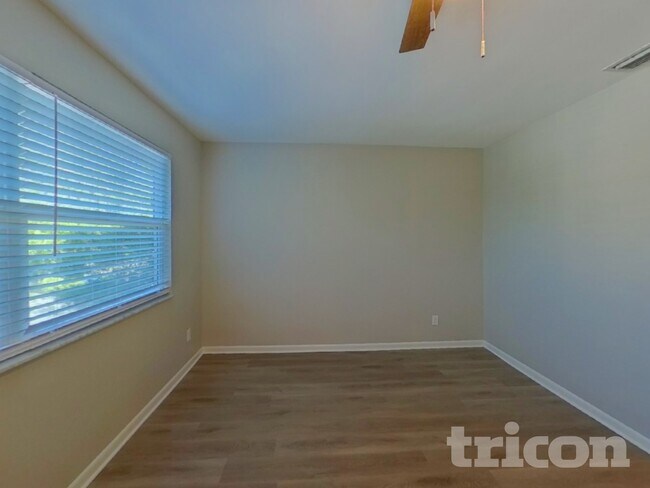 Building Photo - 2063 Los Lomas Dr