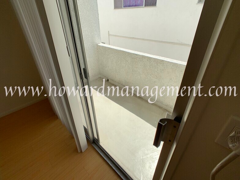 Balcony (Studio) - 1309 Amherst Ave