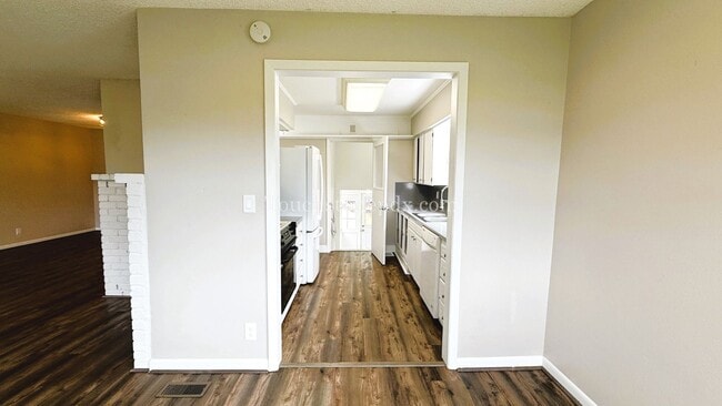 Building Photo - Lovely 3BD|1BA Home in Oregon City w/Basem...