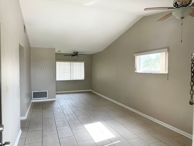 Building Photo - Upgraded 1 Bedroom Top Floor Unit in Winte...