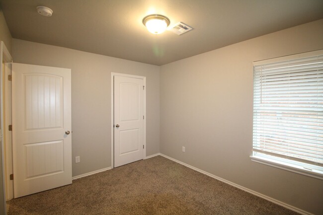 Building Photo - Cute 3 Bedroom Duplex in Edmond