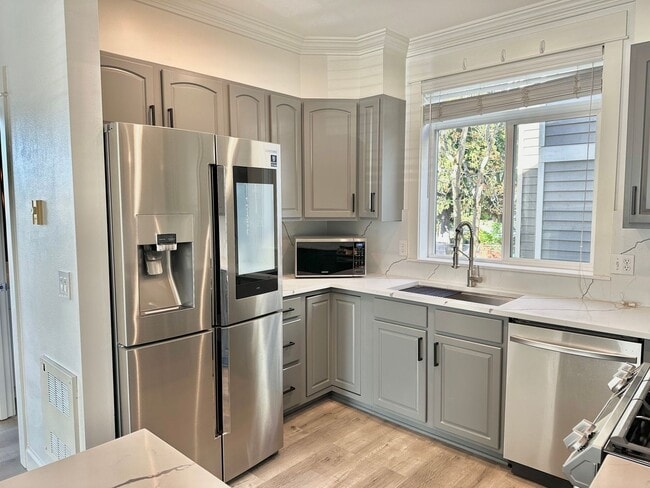 Building Photo - Modern 3 bedroom, 2.5 bathroom Townhome in Mapleleaf!
