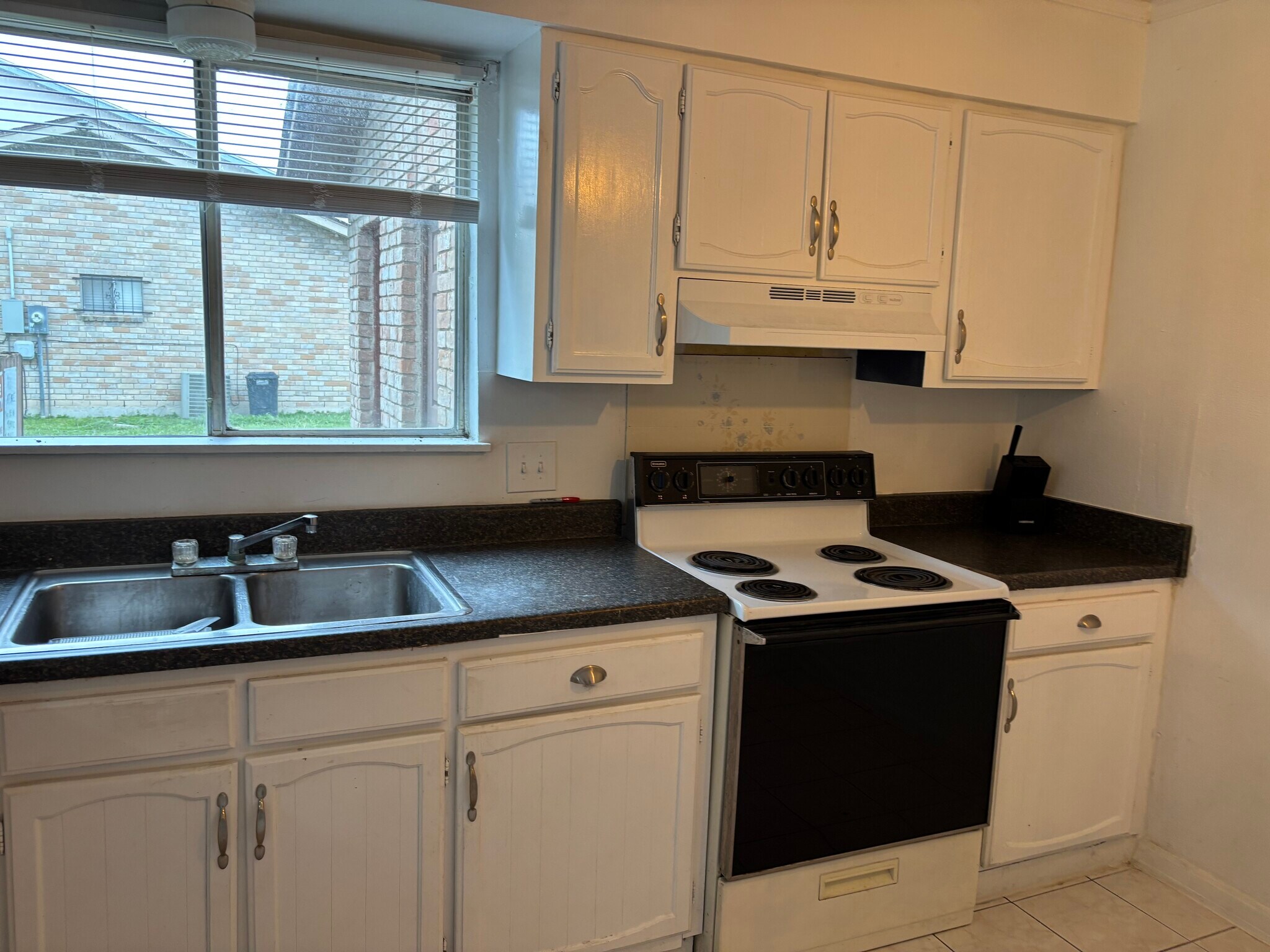 Bright Kitchen - 714 Continental Dr