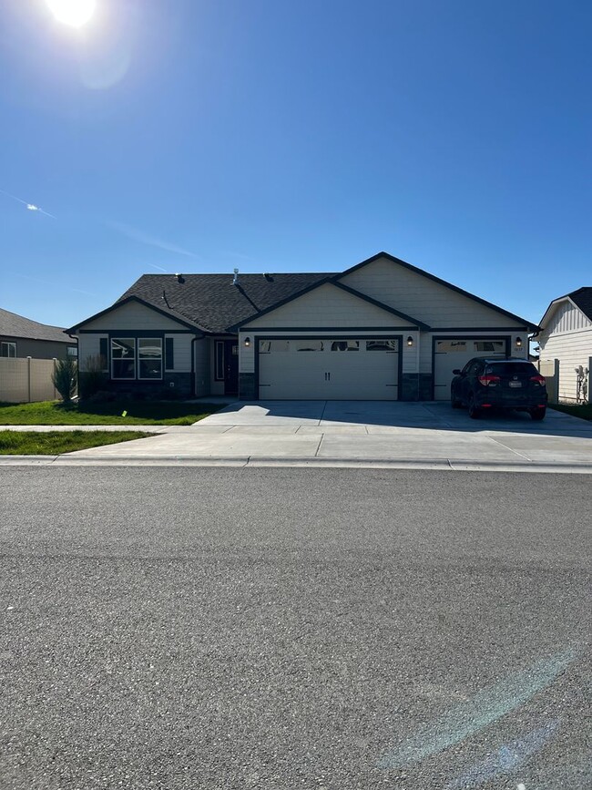 Building Photo - 3 Bedroom, 2 Bath Home  Built in 2022 - Po...