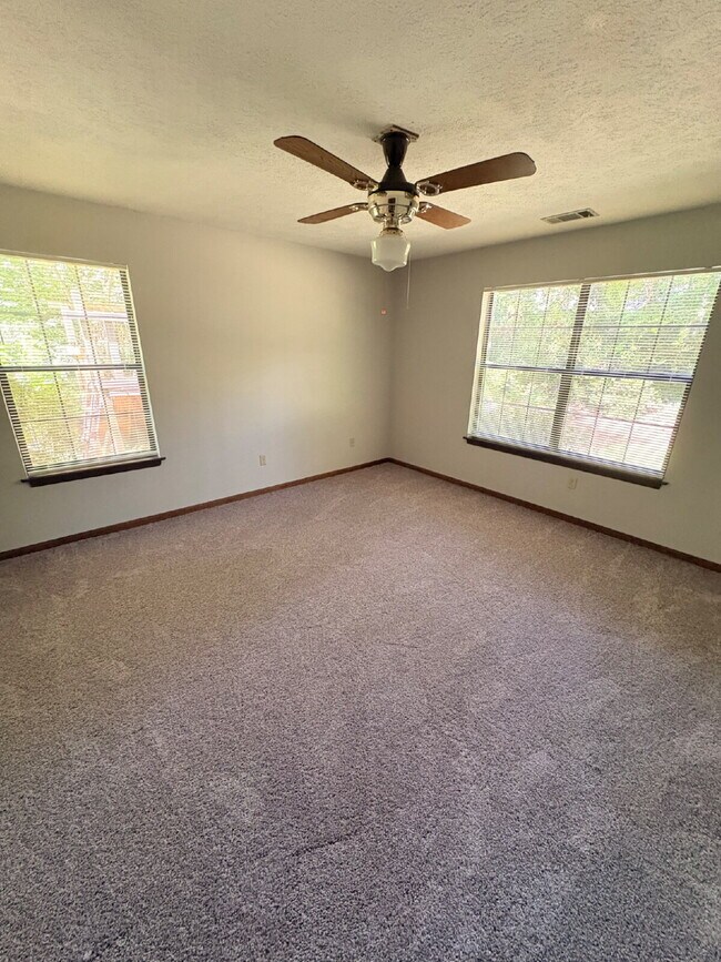Building Photo - Charming 3-Bed, 2-Bath Home with 1623 sq. ft. of Comfort in the North Side of Tallahassee!