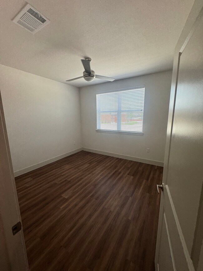 Building Photo - 615 E Foster Crossing Rd