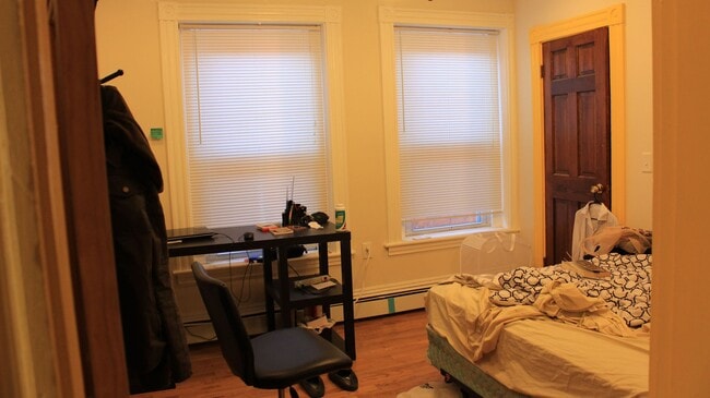 Building Photo - No Brokers Fee, In-Unit Washer and Dryer, Private Porch