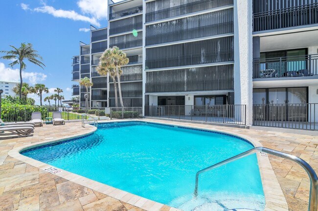 Building Photo - 1167 Hillsboro Mile