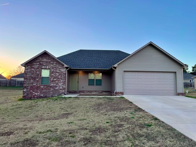 Building Photo - 3/2 With Garage in Pocahontas!