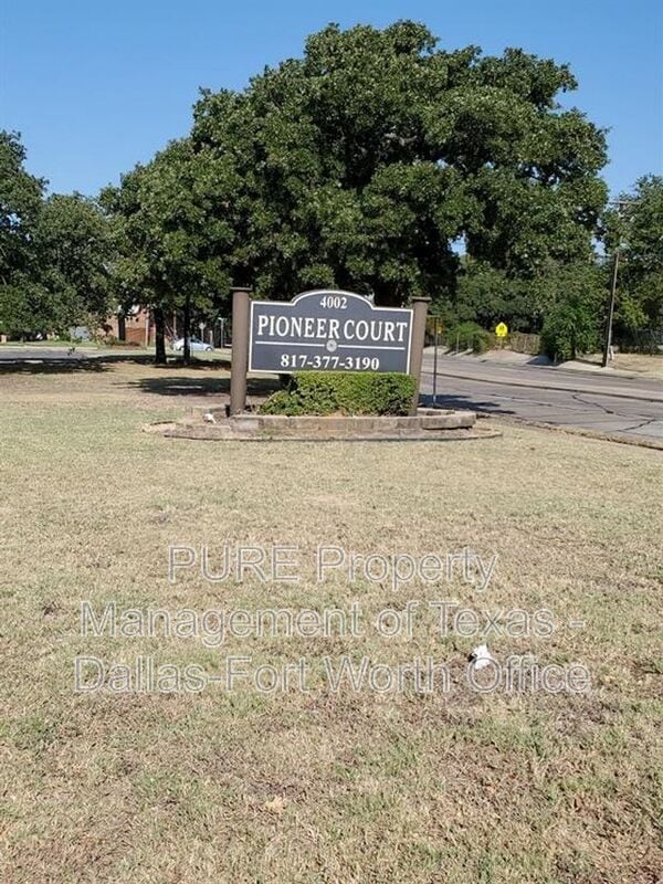 Primary Photo - 4004 W Pioneer Dr