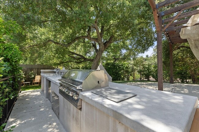 Building Photo - This beautifully updated 4-Bed, 2-Bath Home in Glenoaks Canyon is now available!