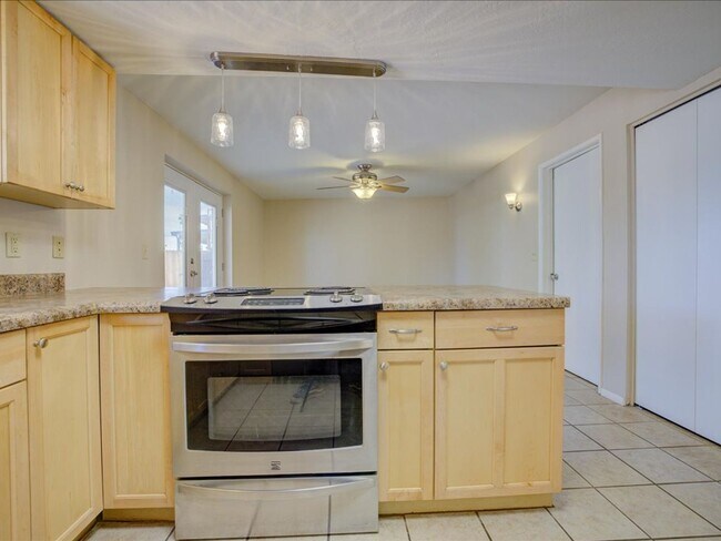 Building Photo - 3 Bedroom 2 Bathroom