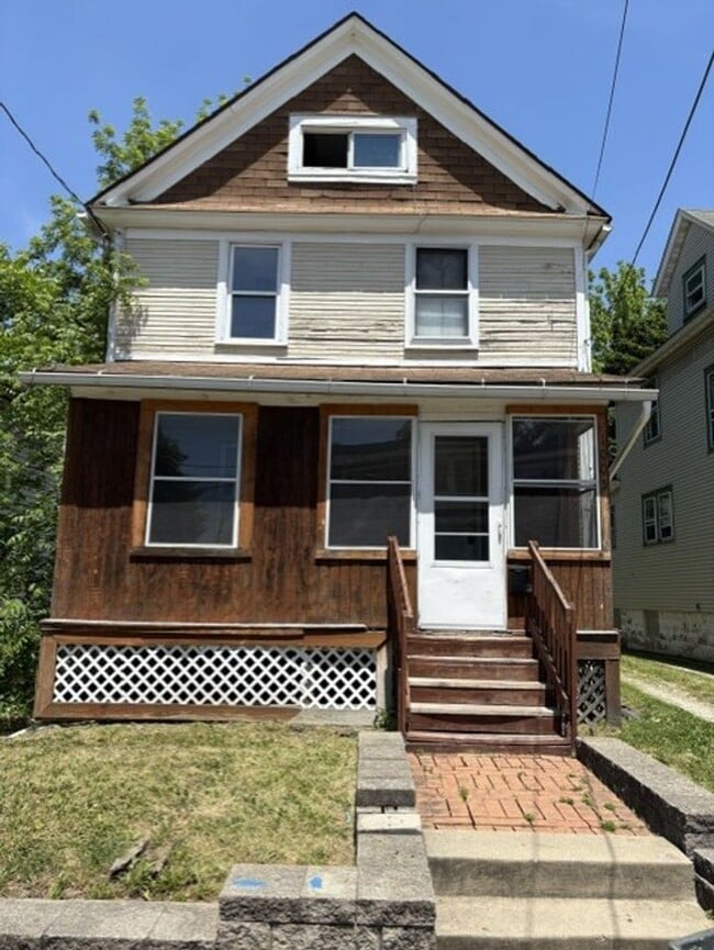Building Photo - Comfortable 3-Bedroom Akron Home with Appliances Included