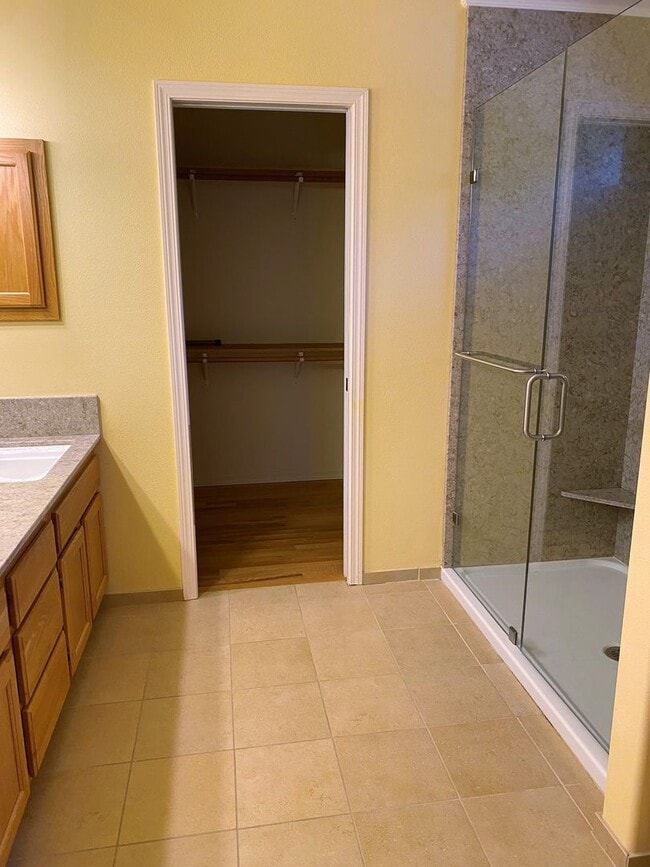 Building Photo - UNIQUE RAMBLER with views in Dockside at Kitsap Lake!