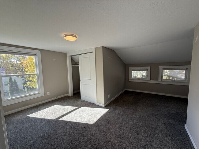 Building Photo - 3 bed 1 bath Brick Bungalow in Forest Hills