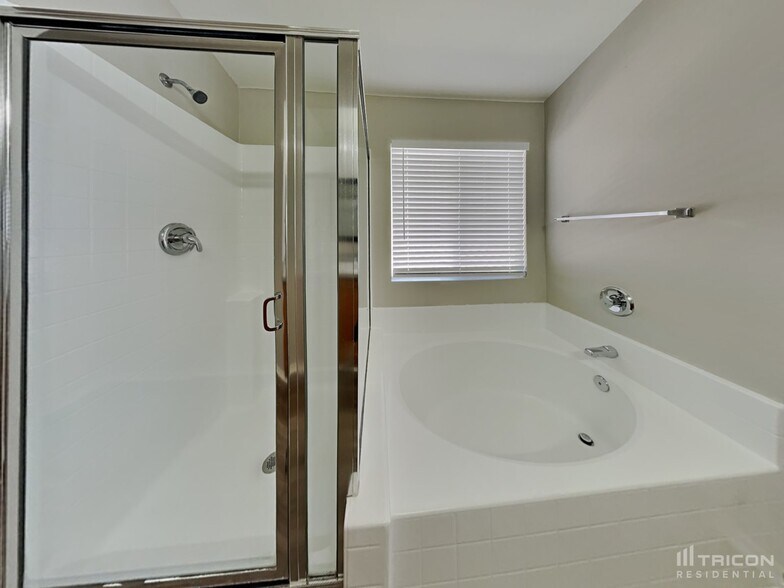 Building Photo - 1933 Desert Sage Ave