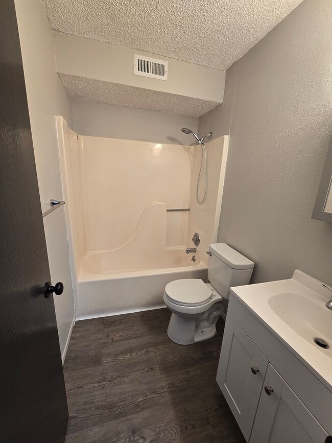 Building Photo - 2 Bedroom 1 Bathroom Apartment in heart of Osage Beach!