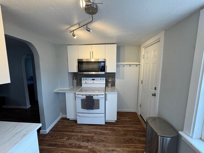 Building Photo - Fully Furnished Updated 2-Bedroom Home in ...