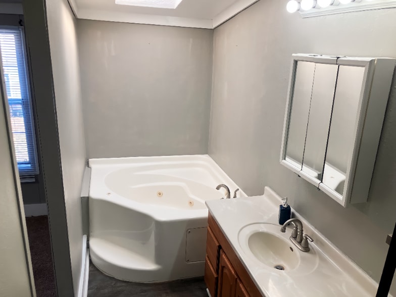 Building Photo - 33 Village Ct