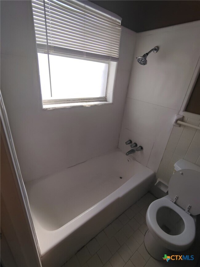 Building Photo - 1015 Hall Ave