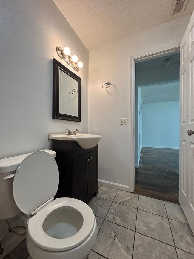 Building Photo - Rent this Beautiful 2 Bedroom 1 Bath Home