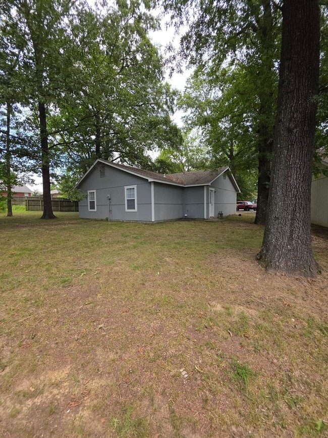 Building Photo - 2211 S Hartford Cove