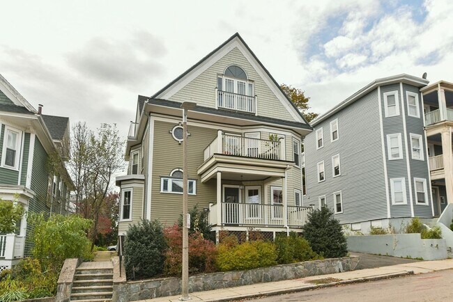 Building Photo - 62 Sawyer Ave