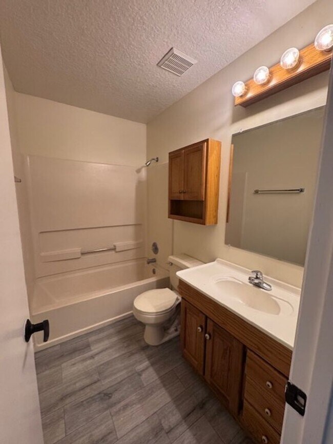 Building Photo - Second floor, 2/2 unit with wooded view near UCF