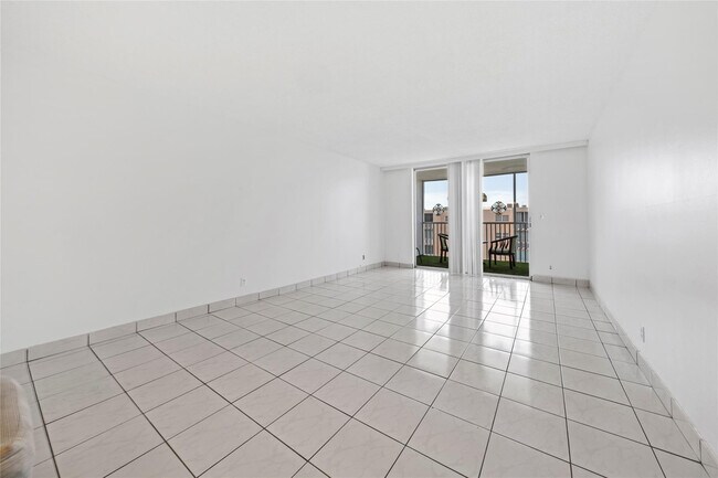 Building Photo - 319 NE 14th Ave