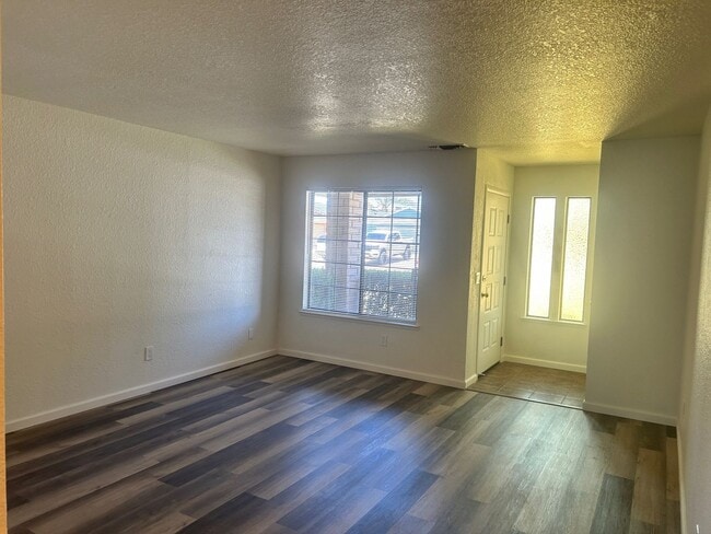Building Photo - Updated 3 Bedroom 2 Bathroom Home in Woodland