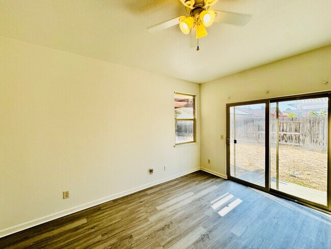 Building Photo - 528 Burgundy St