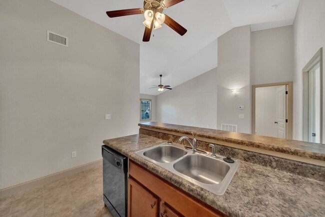 Building Photo - Hillrise Apartment 1 BR/1.5 Bath One Level with Attached Garage