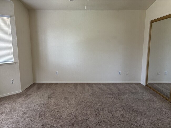 Building Photo - Modesto 4 Bedroom 2.5 Bathroom Home