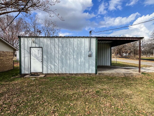 Building Photo - Adorable, Renovated 3/1 House with a Large Metal Shop