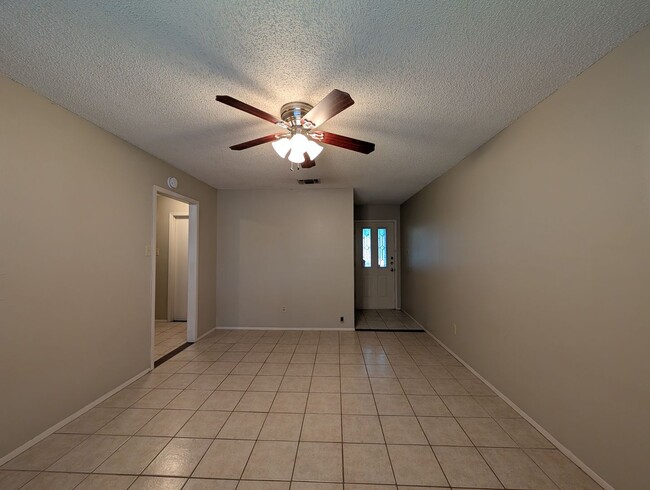 Building Photo - Location!! 1 Mile to Landa Park / Close to...